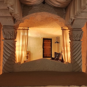 Tyna Cave Room | Seprai premium, busa memori, minibar, dan brankas