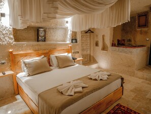 Sobesos Cave Suite | Premium bedding, memory foam beds, minibar, in-room safe