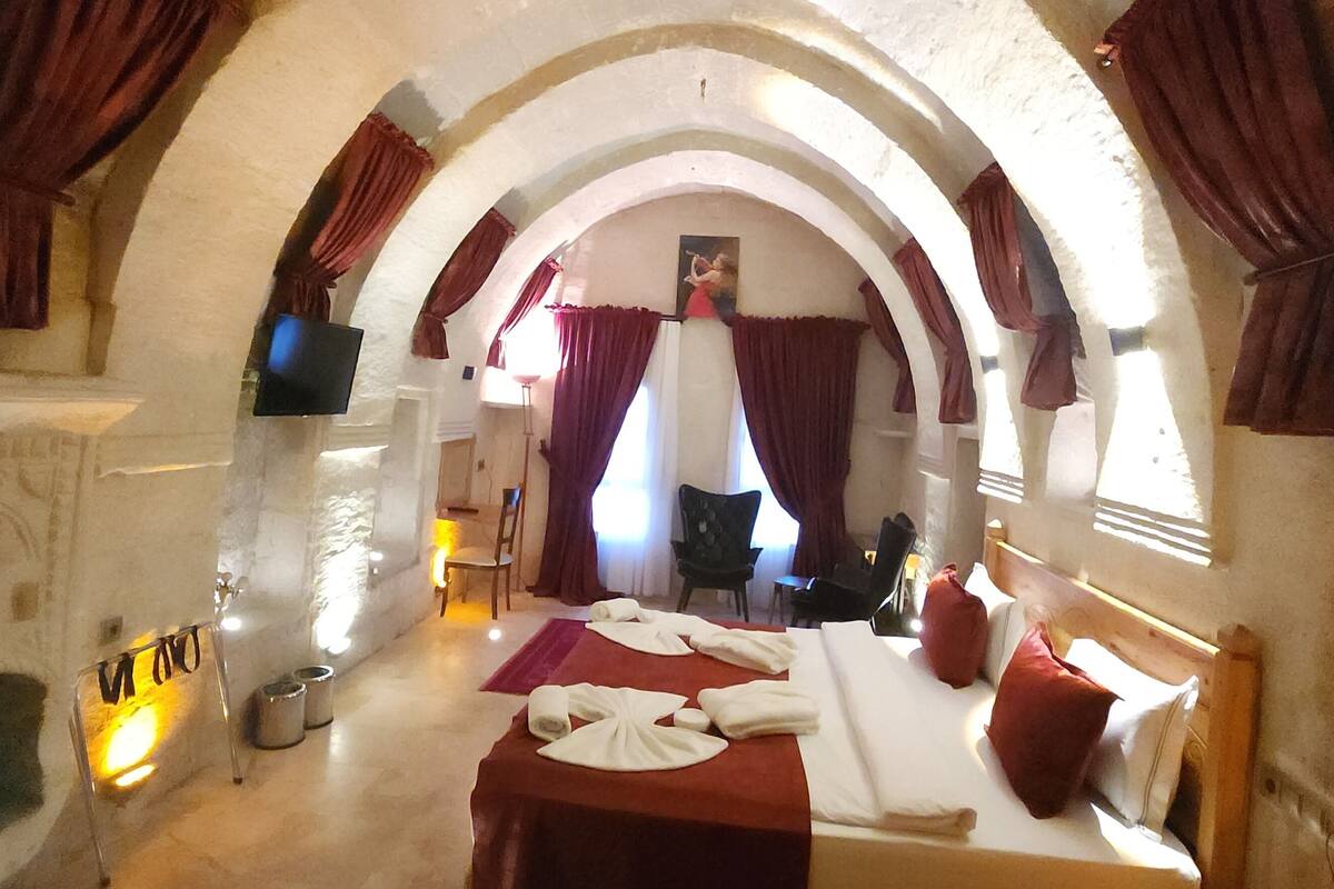 Deluxe Room with Balcony | 1 slaapkamer, luxe beddengoed, bedden met traagschuimmatras, een minibar