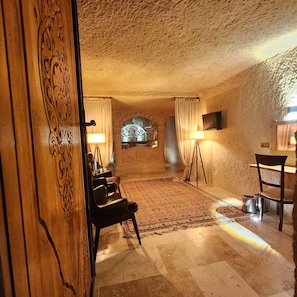 Tyna Cave Room