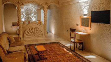 Ariarathes Cave Suite | 高級寢具、記憶棉床墊、迷你吧、房內夾萬