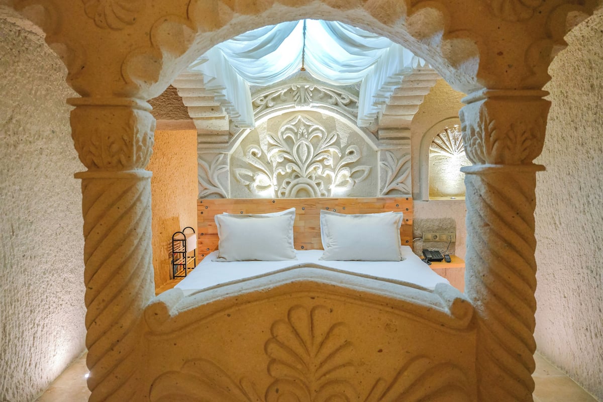 Tyna Cave Room | Literie de qualité supérieure, matelas mémoire de forme, minibar