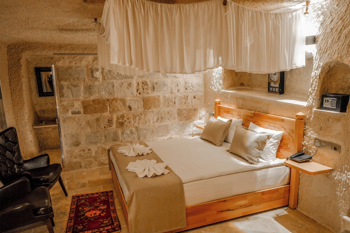 Sobesos Cave Suite | Literie de qualité supérieure, matelas mémoire de forme, minibar