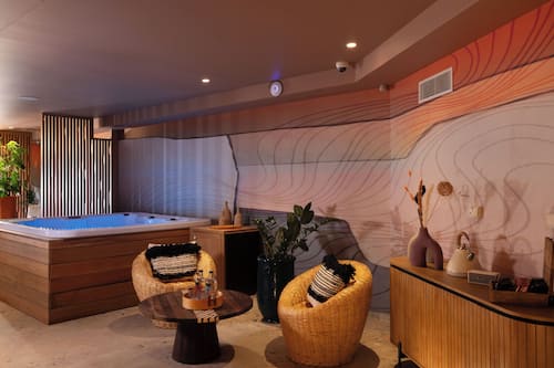 Sauna, hot tub, steam room