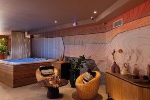 Sauna, hot tub, steam room