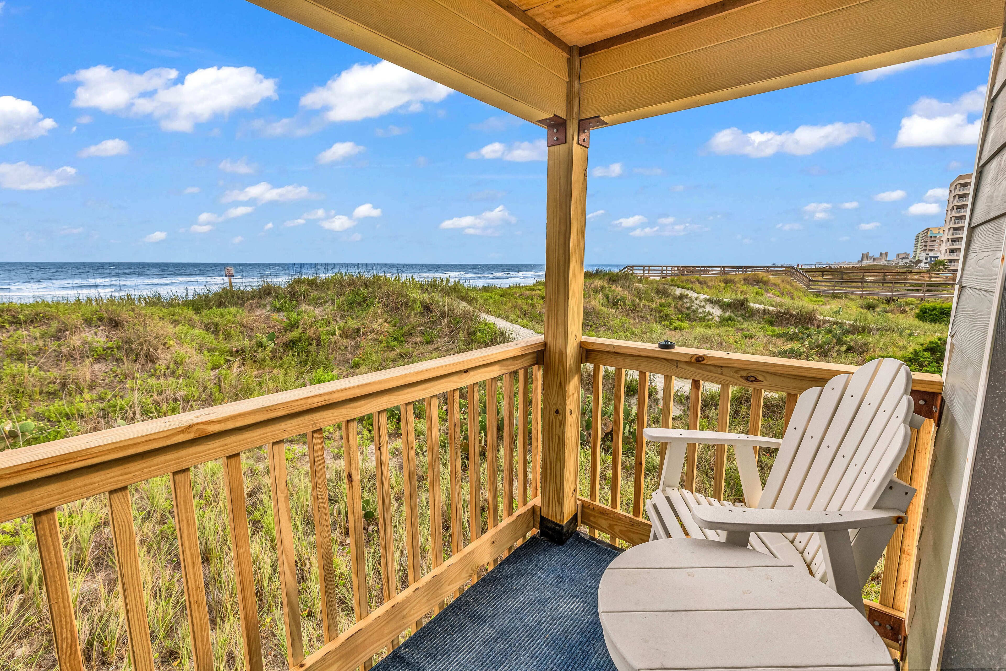 Condo com design assinado, vista para a praia | Sacada