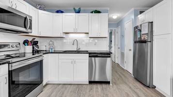 Apartamento Signature, vistas a la playa | Cocina privada | Frigorífico, microondas, horno y placa de cocina