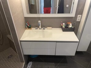 Een haardroger, handdoeken, zeep, shampoo