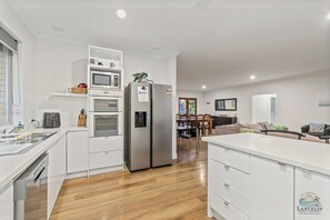 Kjøleskap, kokeplater, oppvaskmaskin og kaffetrakter/tekoker