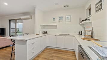 Réfrigérateur, plaque de cuisson, lave-vaisselle, cafetière/bouilloire