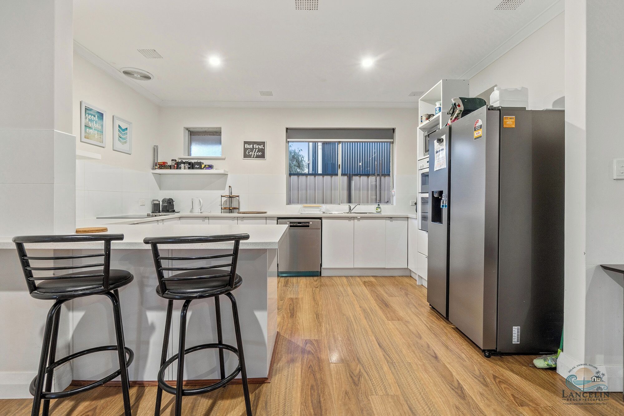 Réfrigérateur, plaque de cuisson, lave-vaisselle, cafetière/bouilloire