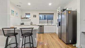 Réfrigérateur, plaque de cuisson, lave-vaisselle, cafetière/bouilloire