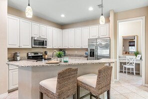 冷蔵庫、電子レンジ、オーブン、コンロ