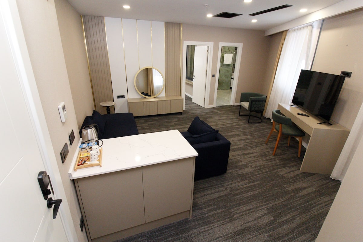 Deluxe Suite | Desk, blackout curtains, soundproofing, iron/ironing board