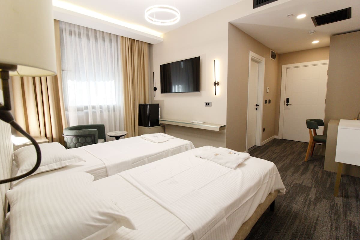 Twin Room | Desk, blackout curtains, soundproofing, iron/ironing board