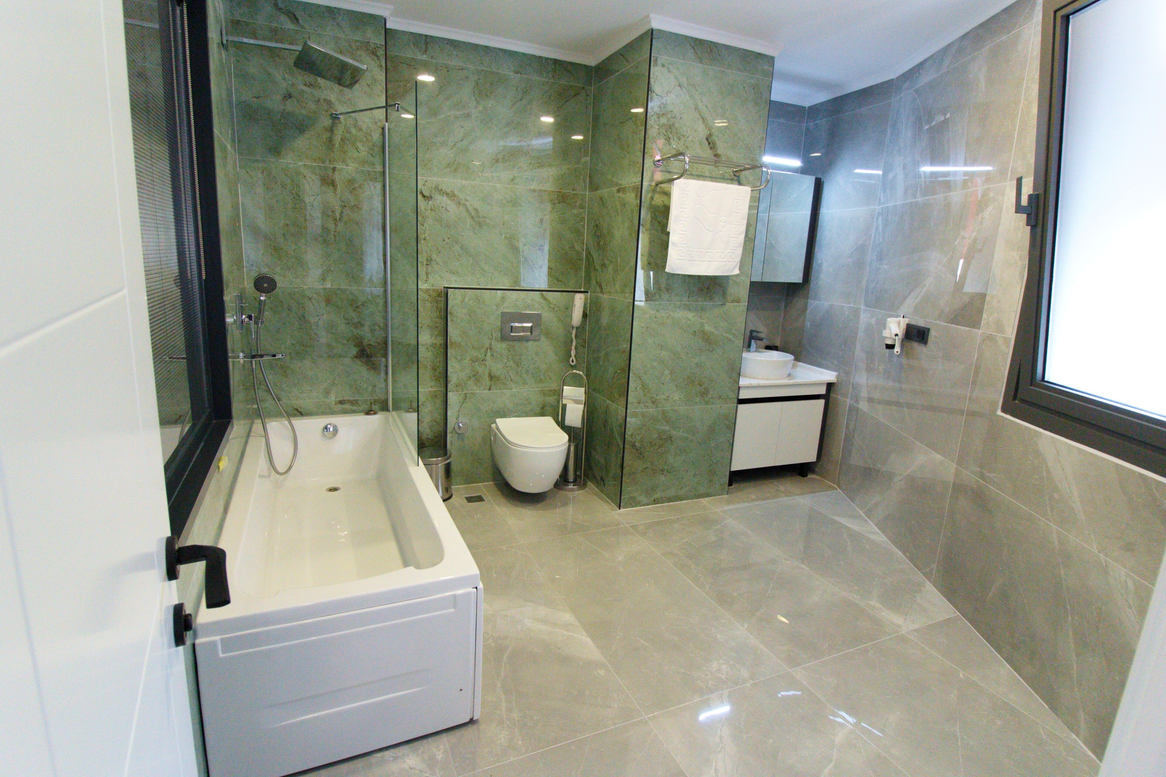 Deluxe-sviitti | Työpöytä, pimennysverhot, äänieristys, silitysrauta/-lauta