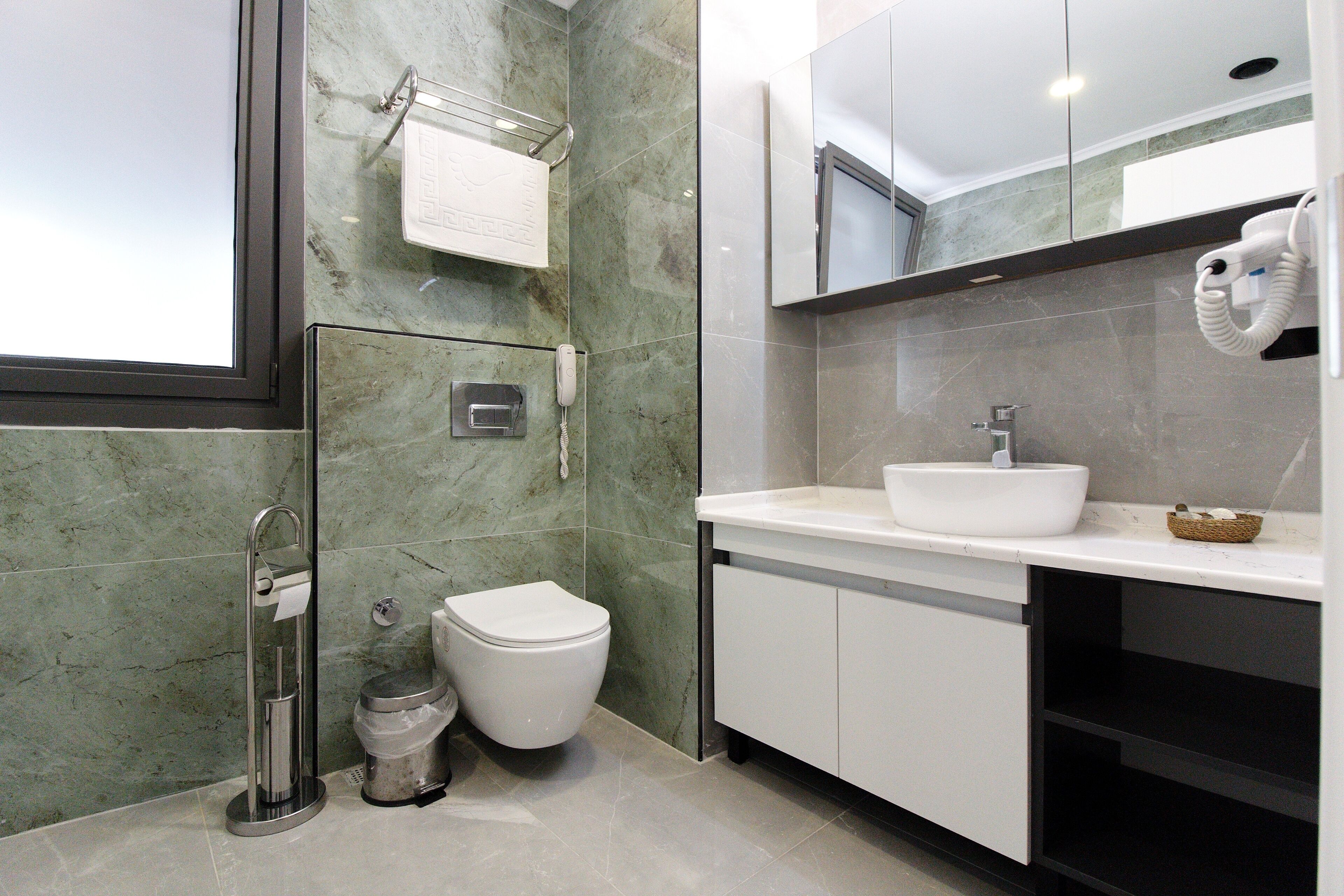 Escritorio, cortinas blackout y sistema de insonorización 