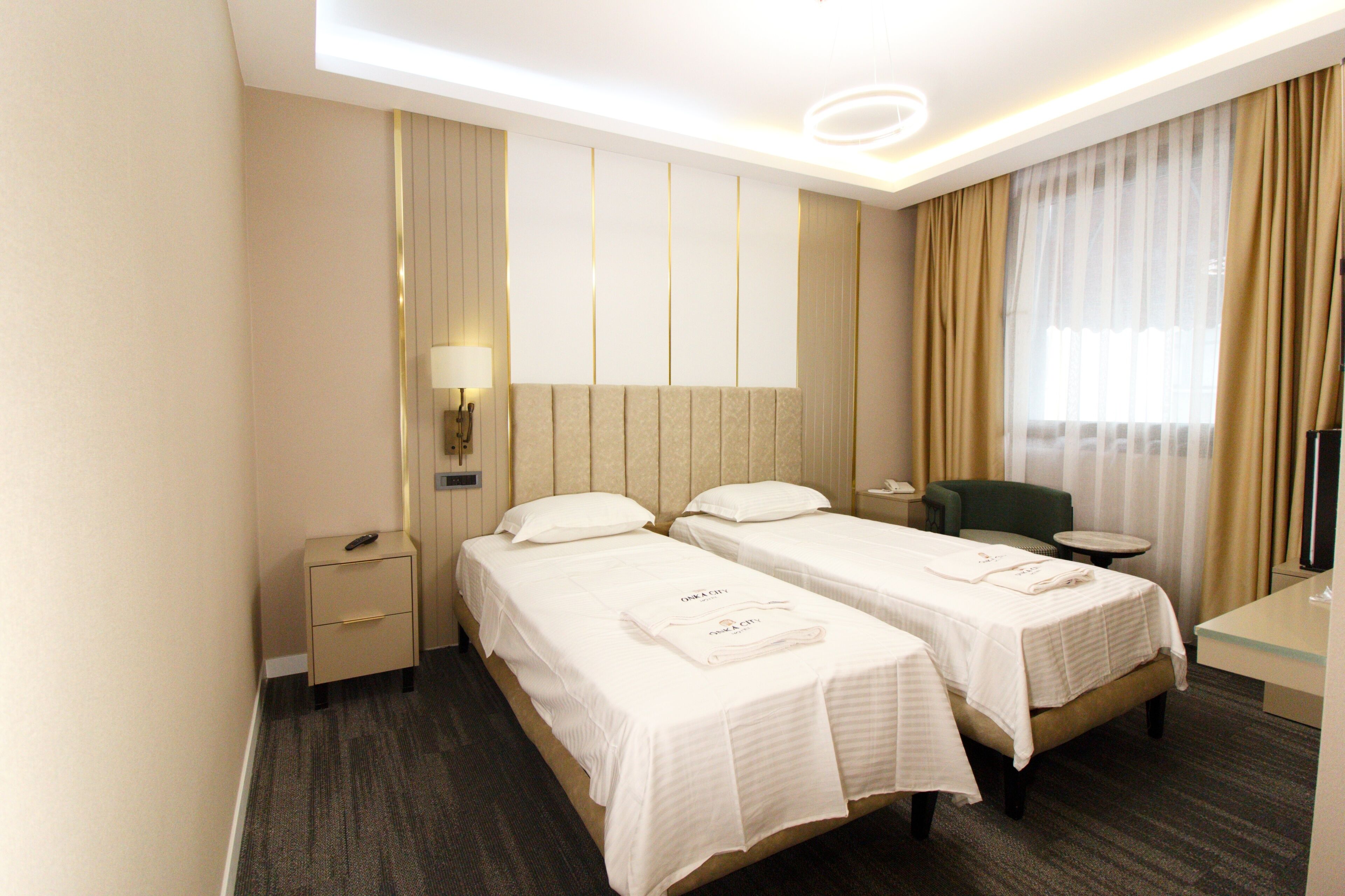 Kahden hengen huone (kaksi sänkyä) | Työpöytä, pimennysverhot, äänieristys, silitysrauta/-lauta