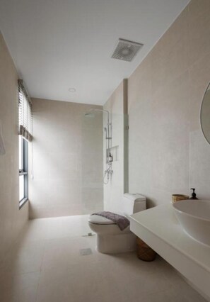 Shower, eco-friendly toiletries, bidet - The Villa Coco - 3 Bedroom - Near Beach - Spa Pool (Koh Samui)