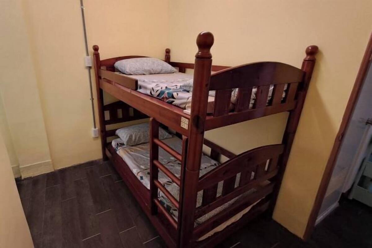 1 dormitorio, escritorio, wifi gratis y ropa de cama