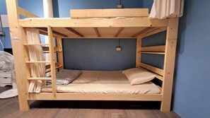 Habitación cuádruple Elite, solo para mujeres, no fumadores | 1 dormitorio, escritorio, wifi gratis y ropa de cama
