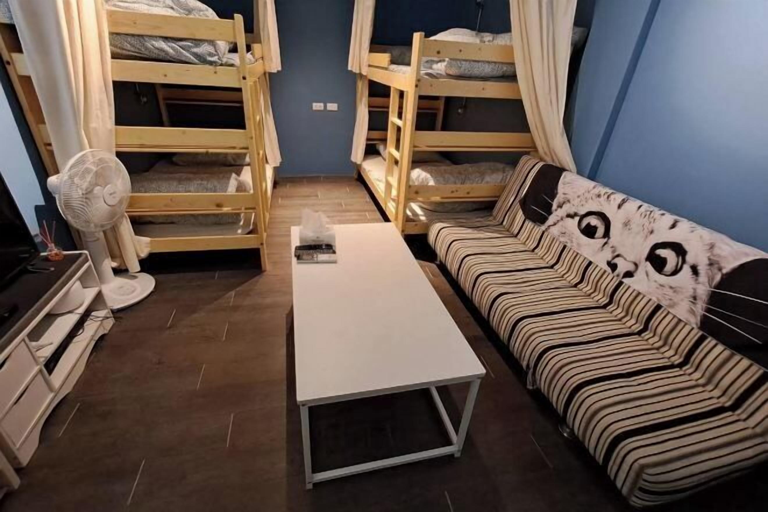 Escritorio, wifi gratis, ropa de cama