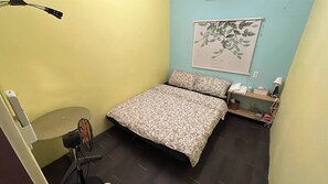 Kamar Double Basic, Bebas Asap Rokok | Meja kerja, Wi-Fi gratis, dan seprai linen