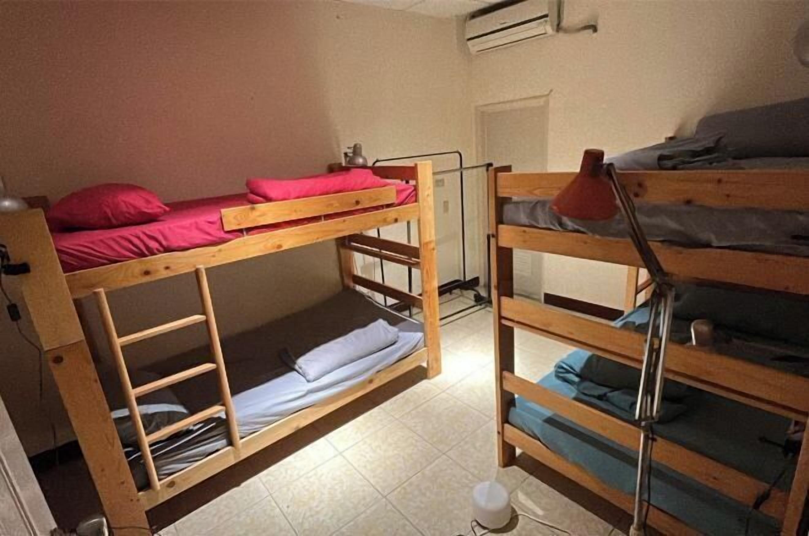 Escritorio, wifi gratis, ropa de cama