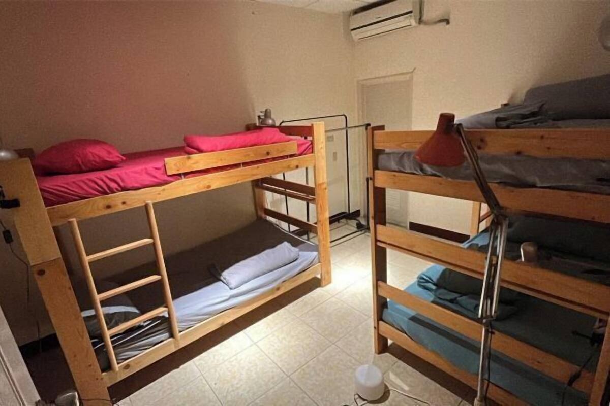 1 dormitorio, escritorio, wifi gratis y ropa de cama