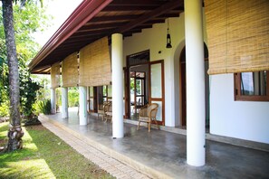Terrace/patio - Breez Holiday Home (Menikhinna)