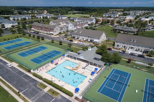 Villages of Five Points 3rd floor condo - great location & amenities!