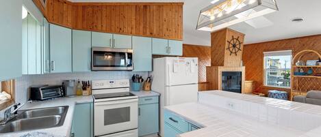 Refrigerador, microondas, horno y parrilla de estufa