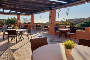 Outdoor dining - El Soto de Marbella  Ground Floor, FREE On-Site Facilities, P14 Phase 2b (La Mairena, Ojen)