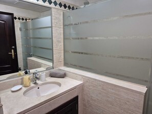 Dusche, Haartrockner, Bidet, Handtücher