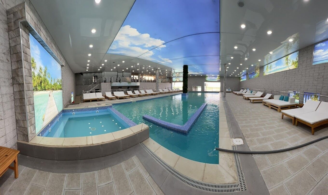 Indoor pool, 2 outdoor pools, pool umbrellas, pool loungers