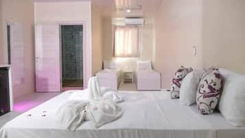 Habitación estándar con 1 cama matrimonial o 2 individuales | Ropa de cama de alta calidad, minibar, cortinas blackout y ropa de cama