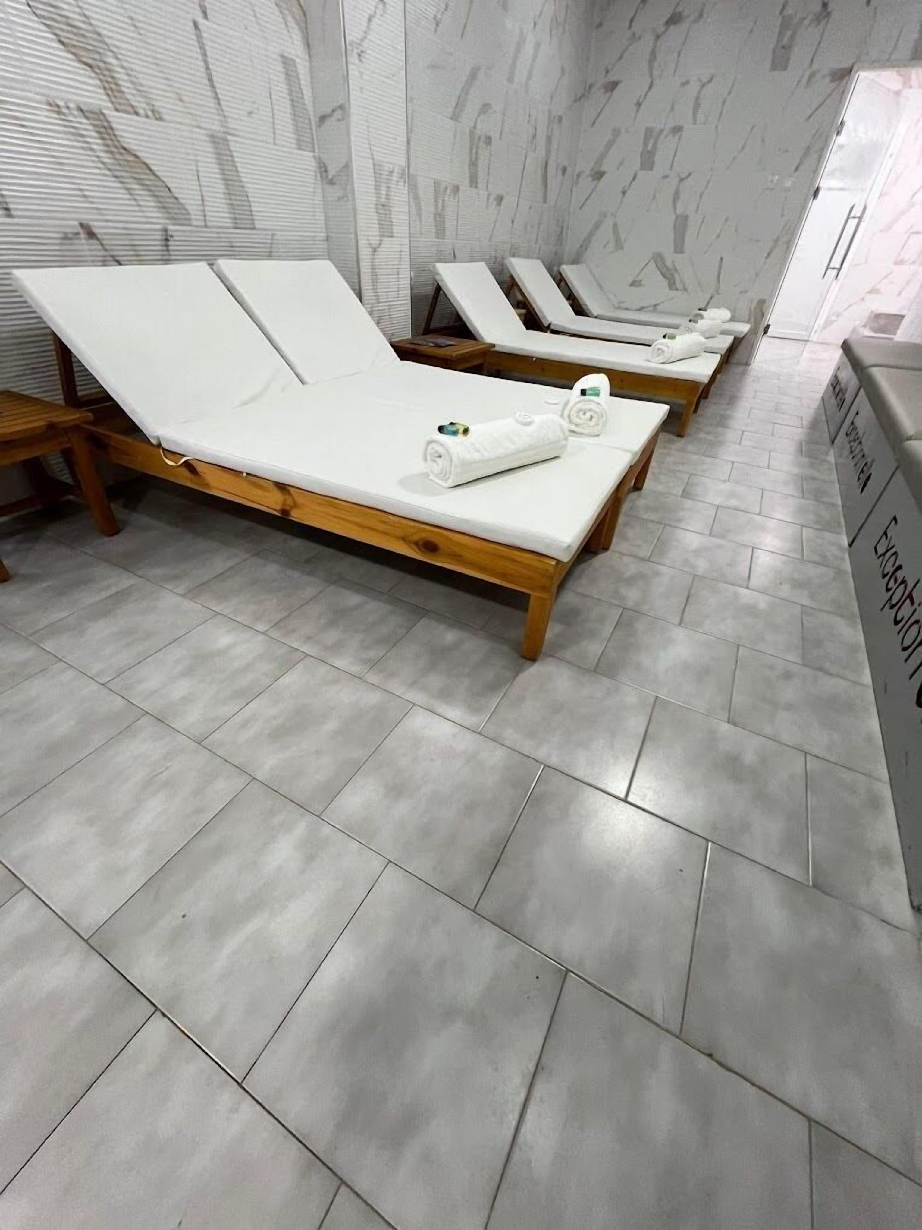 Hammam, 1 salle de soins, massages