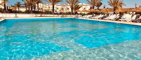 Piscine intérieure, 2 piscines extérieures, parasols, chaises longues