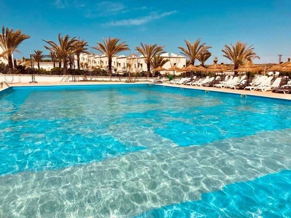 Hồ bơi trong nhà, 2 hồ bơi ngoài trời, dù/ô trên bãi biển/hồ bơi 