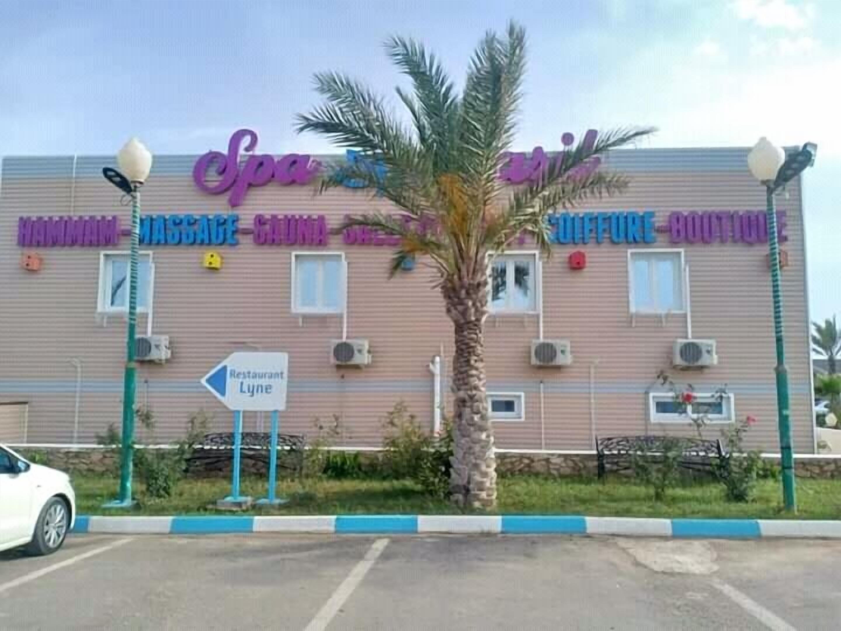 Un bâtiment sur lequel on peut lire les inscriptions « Spa » et « Restaurant Lyne ».