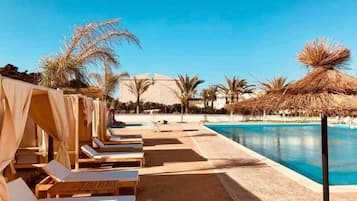 Una piscina techada, 2 piscinas al aire libre, sombrillas
