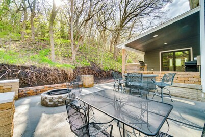 Scenic Yankton Retreat w/ Fire Pit: 1 Mi to Lake!