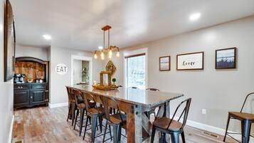 House (5 Bedrooms) | Interior