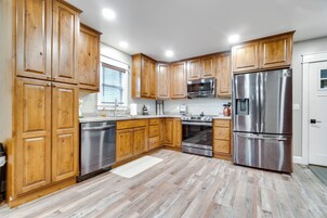 House (5 Bedrooms) | Interior