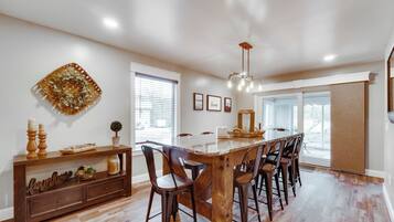 House (5 Bedrooms) | Interior