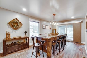 House (5 Bedrooms) | Interior