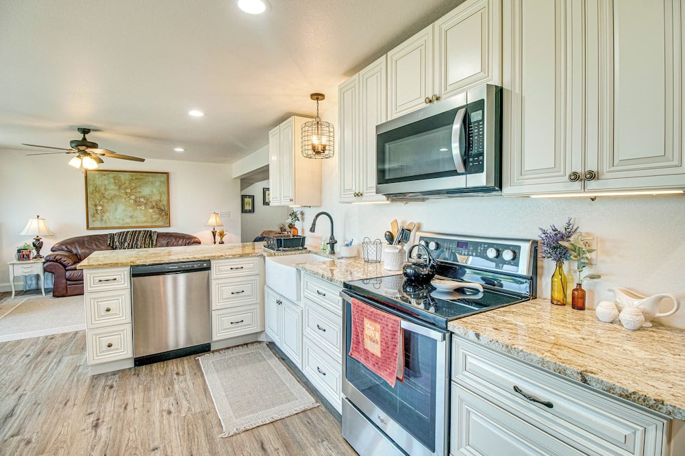 Peaceful Missouri Getaway w/ Valley View & Patio! - Thornfield, MO