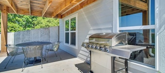 Peaceful Missouri Getaway w/ Valley View & Patio!