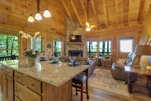 منزل (4 Bedrooms) | منطقة المعيشة | تلفزيون، مدفأة