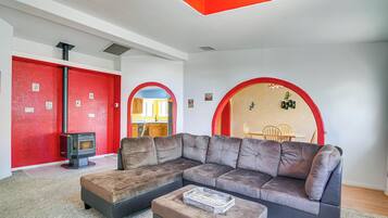 House (3 Bedrooms) | Living area